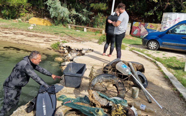 Volonteri iz Hrvatske, Slovenije i Njemačke očistili plažu i podmorje u Vlašićima