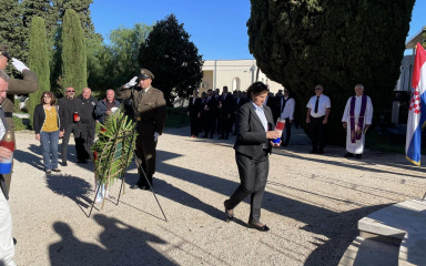 Polaganjem vijenaca na Gradskome groblju započeo središnji program obilježavanja Dana obrane