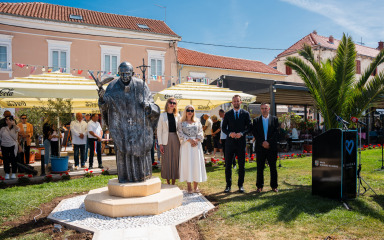 Gradonačelnik Biograda nema za vrtić, ali ima za reprezentaciju i kipove vrijedne 100 tisuća eura