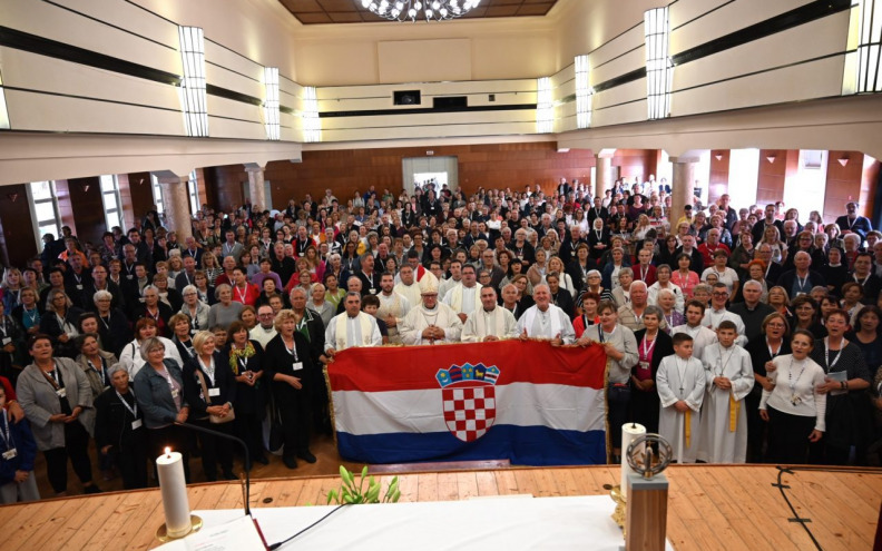 Vjernici Zadarske nadbiskupije hodočastili Blatu na Korčuli