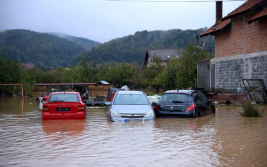 Velike poplave u BiH, neka mjesta potpuno odsječena