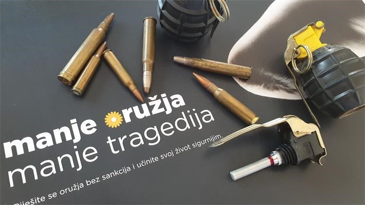 Zadarskoj policiji dva građanina predali streljivo, automatske puške, četiri ručne bombe...