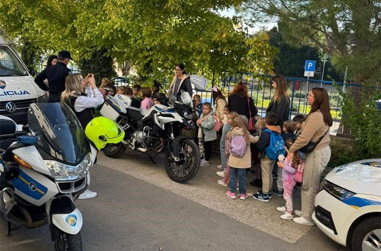 Najmlađi Stankovčani posjetili policijsku postaju u Benkovcu