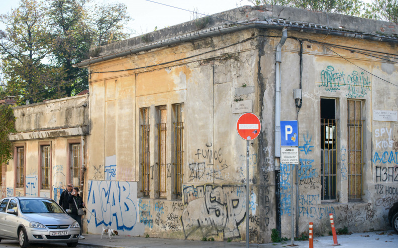 KLOPKA VLASNIŠTVA Derutne, ružne fasade još će biti trn u oku Poluotoku