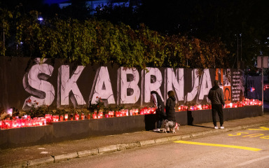 [FOTO] Zadrani upalili svijeće u znak sjećanja na žrtve Vukovara i Škabrnje