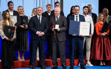 [FOTO] Dodijeljene nagrade zasluženim dobitnicima javnih priznanja Grada Zadra