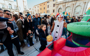 Zabavnim programom za djecu otvoren Advent u Zadru