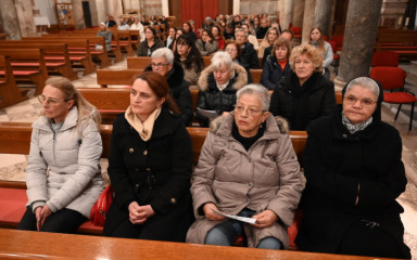 Održan susret župnih zborova Zadarske nadbiskupije u katedrali sv. Stošije