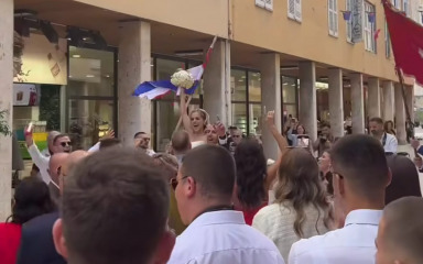 VIDEO Veseli svatovi zapjevali ‘Kalelargu’, snimka oduševila društvene mreže