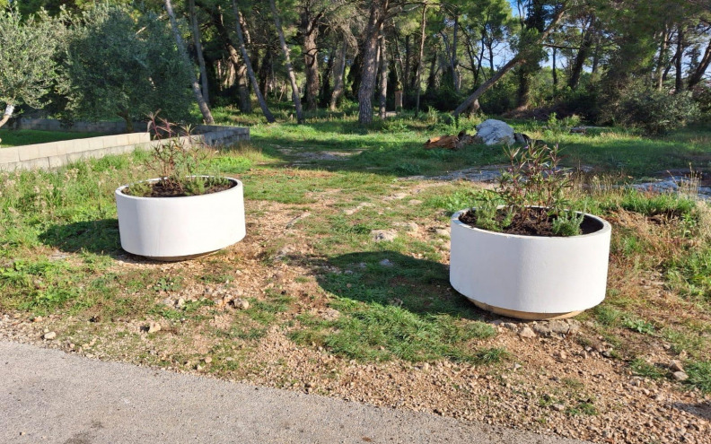 BETONSKI PITARI Nove prepreke na pješačkoj stazi Park šume Žmirići trebale bi zaustaviti vozila i daljnja pripetavanja