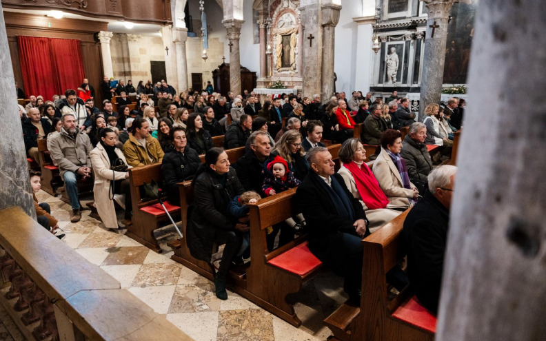 [FOTO] Brojni vjernici na svetoj misi proslavili blagdan Božića