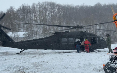 Piloti HRZ-a izvukli trudnicu iz snijegom zametene Like: ‘Najljepši dar za Božić’