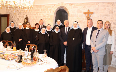 Župan Longin i suradnici posjetili benediktinke, tradicionalno su zapjevali zajedno, pogledajte video