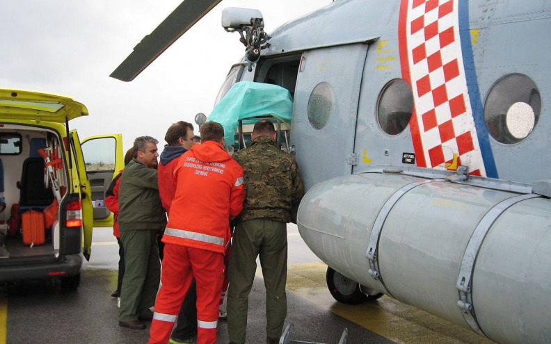 Vojnim helikopterom prevezena četiri dana stara beba u inkubatoru