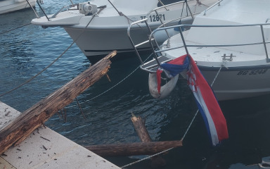 Bura stvara probleme u prometu, oborila je jarbol i zastavu na rivi u Sv. Filip i Jakovu!