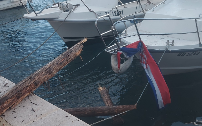 Bura stvara probleme u prometu, oborila je jarbol i zastavu na rivi u Sv. Filip i Jakovu!