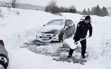 DOBRO SRCE POLICAJACA Starici donijeli drva i očistili prilaz kući, pomagali i na cestama