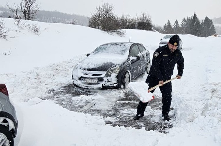 DOBRO SRCE POLICAJACA Starici donijeli drva i očistili prilaz kući, pomagali i na cestama