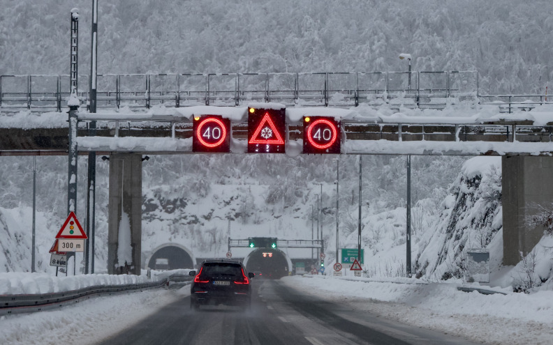 Snijeg i susnježica u Lici i Slavoniji, vozači se mole na oprez