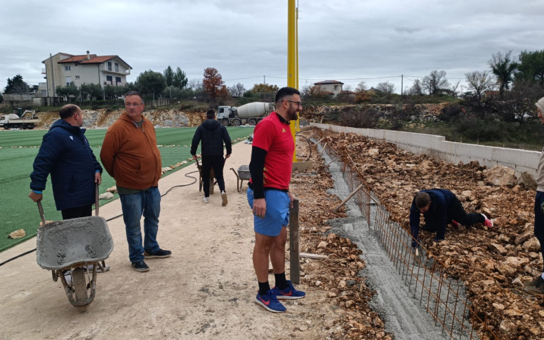 Nakon postavljanja trave gradi se tribina na SC Miro Surać u Murvici
