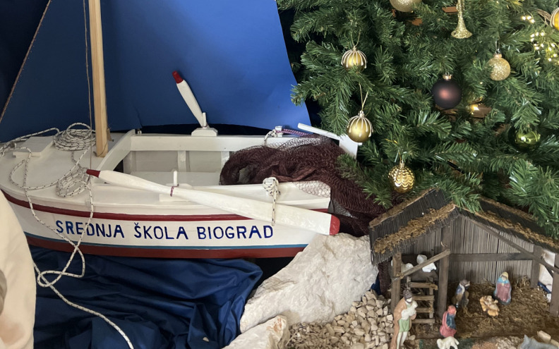 FOTO Srednja škola Biograd na Moru među najljepše okićenim školama ovog Božića