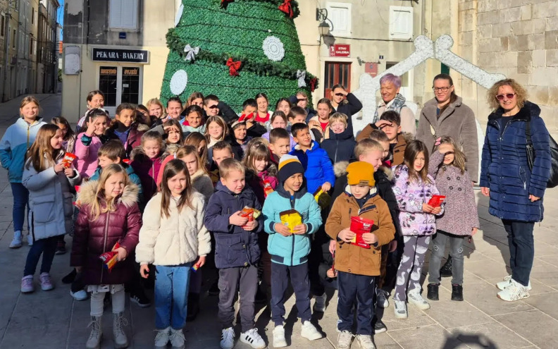 Sv. Luciju oduševljeno dočekali i paški mališani