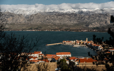 Danas oblačno uz olujnu buru, upaljen crveni meteoalarm za Kvarner i Dalmaciju