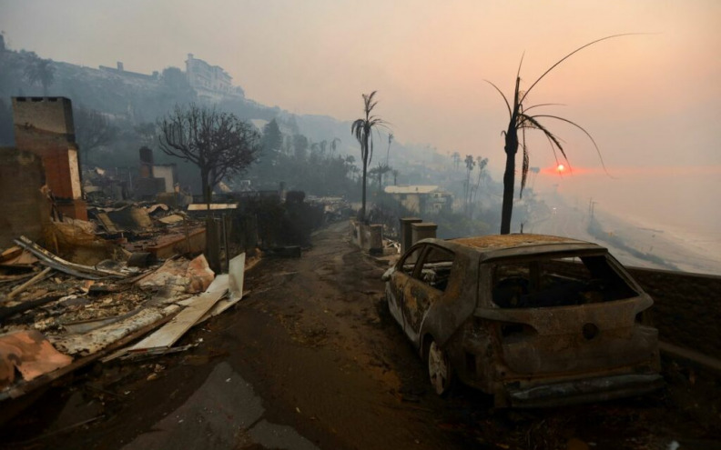 Vatreni obruč steže Los Angeles dok gori Hollywood Hills