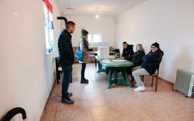 [FOTO] Osebujna biračka mjesta: U Zadarskoj županiji glasa se na željezničkoj stanici, trgovini, staroj zadrugi…