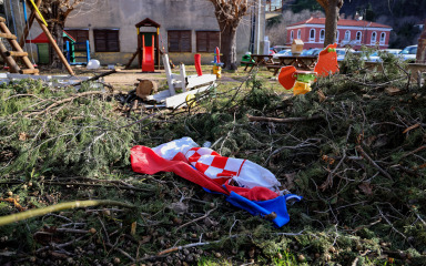 U Novigradu šteta, srećom bez žrtava! Za nekoliko minuta pijavica je porušila čak stoljetna stabla