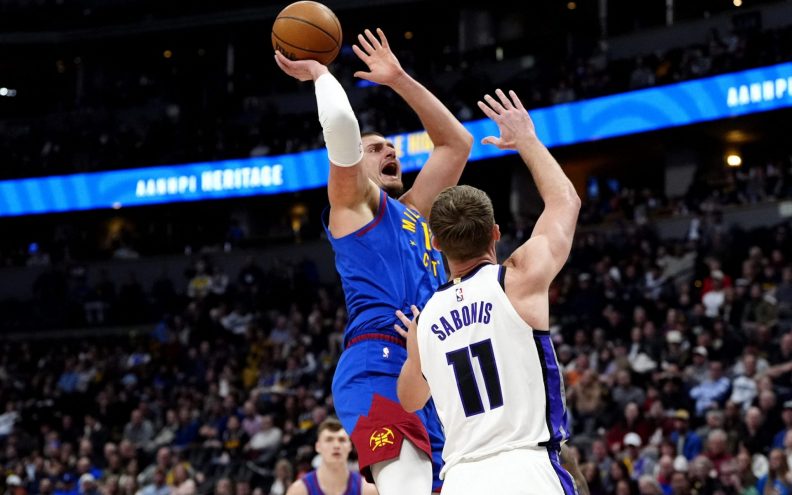 VIDEO Nikola Jokić ponovo pomiče granice mogućega, zabio je tricu kakva se rijetko viđa