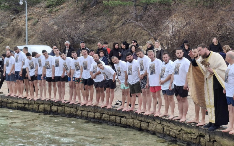 Srbi u Karinskom moru plivali za časni krst. Mjesni odbor Gornji Karin se ogradio od organizacije