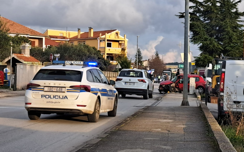 Prometna nesreća kod ‘Tri Bartola’ na putu prema Gaženici, dvije osobe prevezene u bolnicu