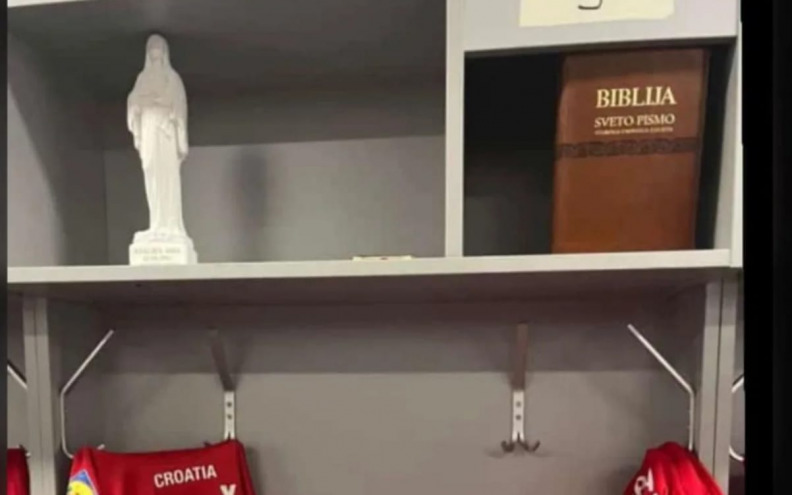 'KOMBINACIJA ZA USPJEH' Iznad dresa hrvatskog reprezentativca Biblija i kip Gospe