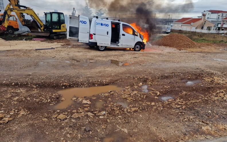 [FOTO/VIDEO] Požar kombija na Bokanjcu, intervenirali vatrogasci