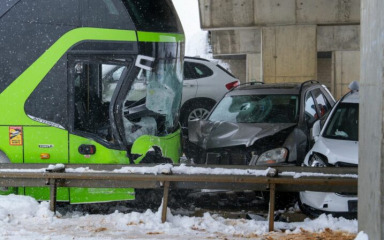 Lančani sudar autobusa i pet automobila kod Macole