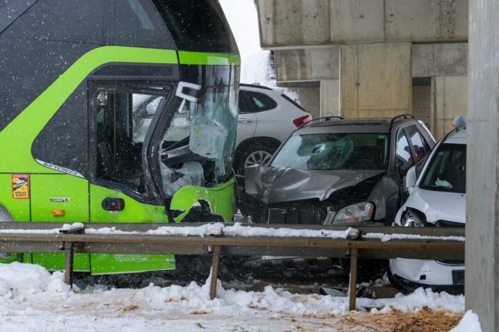 Lančani sudar autobusa i pet automobila kod Macole