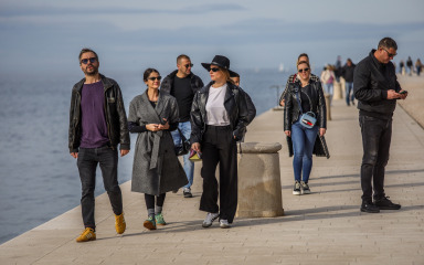 [FOTO]  Zadrani iskoristili lijepo vrijeme za šetnju i kavu, evo koga smo sreli jutros