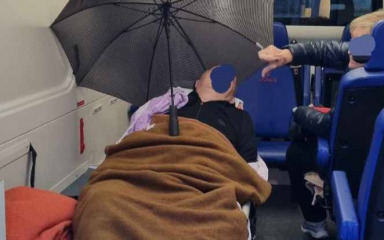 Slika pacijenta s kišobranom u sanitetskom vozilu otkriva ozbiljan problem: ‘Većina vozila na servisu je…’
