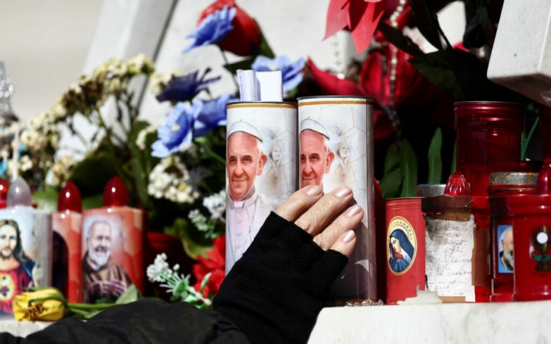 Liječnik: Papa nije u životnoj opasnosti, ali je stanje podložno promjeni