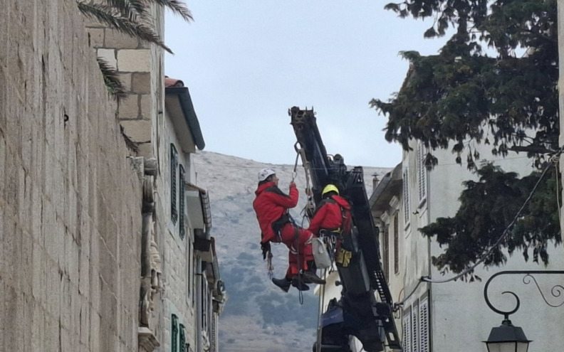 FOTO Počelo uklanjanje oštećenog zvonika Kneževog dvora u Pagu