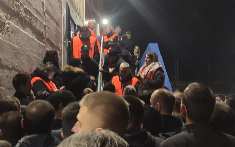 Veliki dio navijača s ulaznicama nije mogao ući u dvoranu