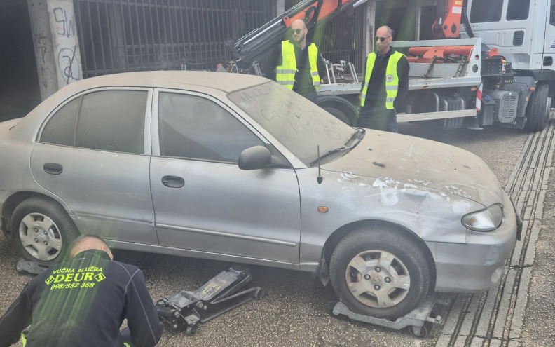 FOTO Premještena napuštena vozila iz podzemne garaže u 'Bronxu'