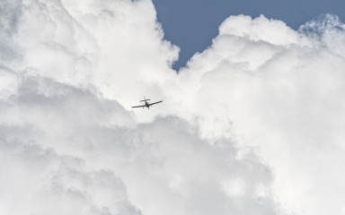 INCIDENT U ZRAKU! Kod Nina prinudno sletio mali avion, procurili detalji!