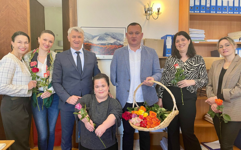 Longin i Vicković županijskim djelatnicama uoči Dana žena uručili ruže