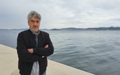 Pjesnik Zvonimir Sutlović jednako vješto barata mrežama i stihovima, maslinama i riječima