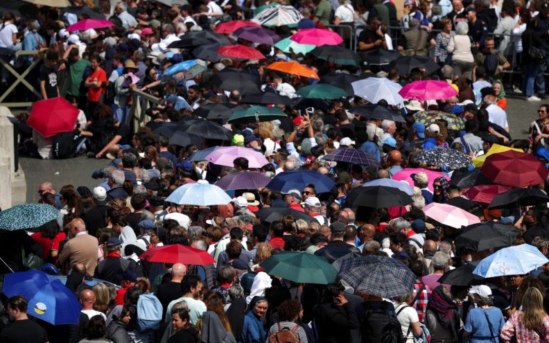 Vjernici iz cijelog svijeta se okupljaju u Rimu kako bi rekli posljednje zbogom papi Franji