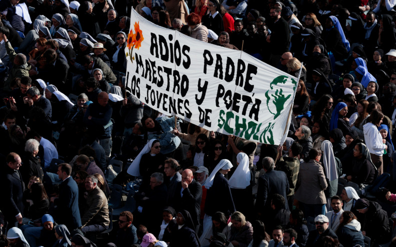 Već prepun Trg svetog Petra priprema se za ispraćaj pape Franje