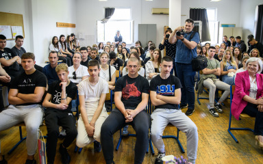 Tradicionalni panel u “Ožaniću” okupio bivše i sadašnje učenike