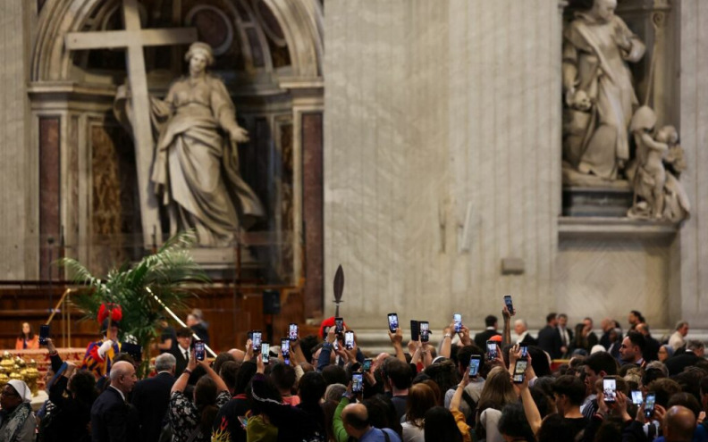 Tisuće se opraštaju od pape Franje u bazilici svetog Petra